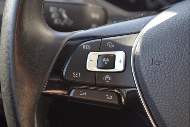 Volkswagen T-Roc 1.0 TSI Style Adaptive cruise, Trekhaak, PDC, Carplay, NAP