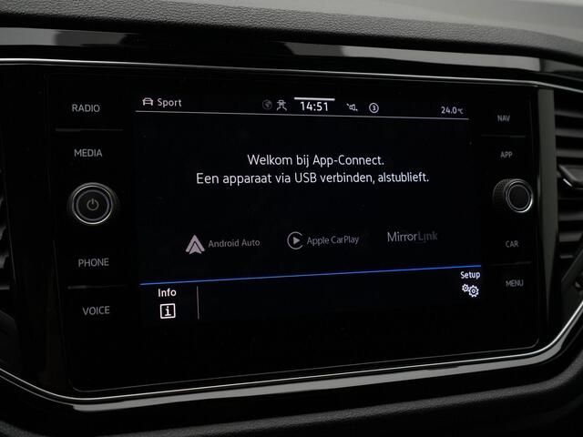 Volkswagen T-Roc 1.5 TSI 150 pk DSG Sport | Panoramadak | Trekhaak | Achteruitrijcamera | Navigatie