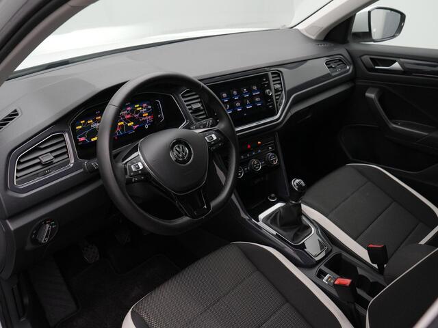 Volkswagen T-Roc 1.5 TSI 150 pk Sport | Panoramadak | Navigatie | Parkeersensoren voor/achter
