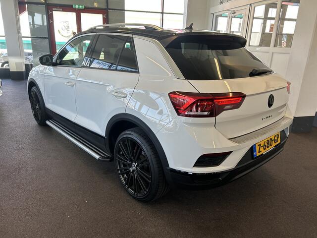 Volkswagen T-Roc 1.5 TSI Sport Business R | Automaat | Digital dashboard | Stoel+Stuurverwarming | Adaptieve cruise control | Climate control | Achteruitrijcamera | Adaptief onderstel | Navigatie | Apple carplay | Elek. inklapbare spiegels