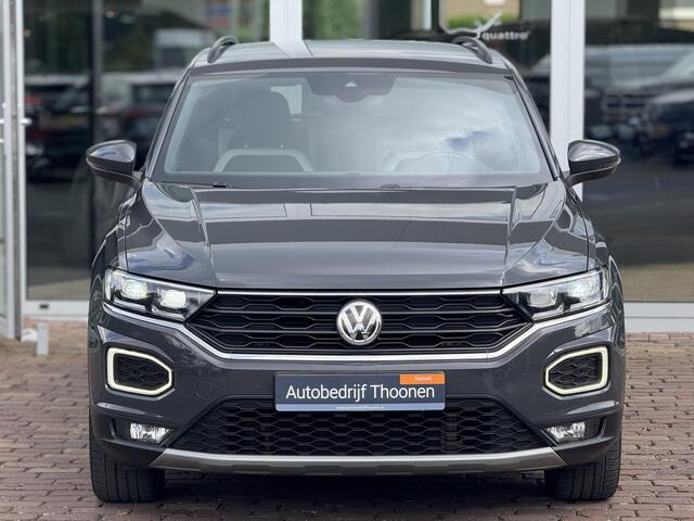 Volkswagen T-Roc 1.5 TSI Sport | Stoelverwarming | Trekhaak | Apple CarPlay