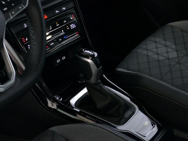 Volkswagen T-Roc 1.5 TSI 150PK R-LINE EVO IQ LIGHT ALCANTARA ELEK.KLEP CARPLAY STOEL/STUUR VERW. 18"LMV VIR.COCKPIT 06/2024 RLINE R LINE "Volkswagen rijden begint bij Topautos.nl - 75 topmodellen direct op voorraad!"