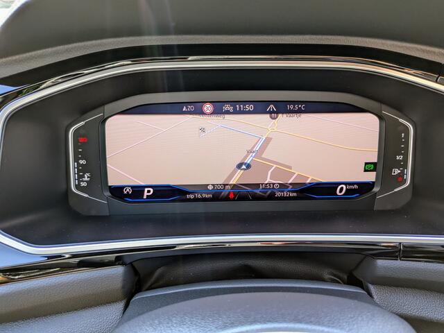 Volkswagen T-Roc 1.5 TSI R-Line, Navi, Carplay, Adaptive cruise,Virtual cockpit.