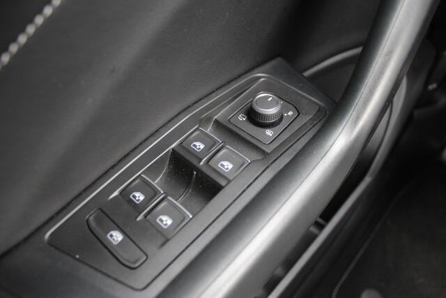 Volkswagen T-Roc 1.5 TSI R-Line | Trekhaak | ACC | Camera