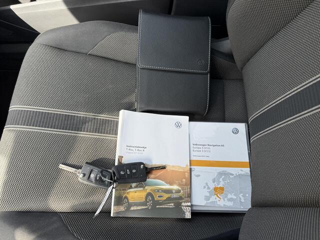 Volkswagen T-Roc 1.5 TSI Sport Business R / Trekhaak / Automaat / Navigatie / Adaptieve Cruise Control / Camera / Bluetooth / All-Season banden / Stoelverwarming
