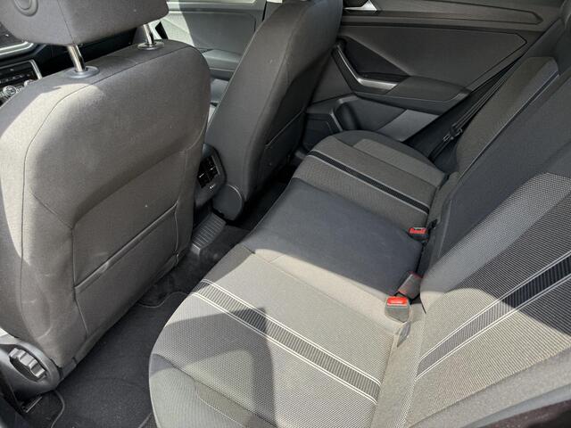Volkswagen T-Roc 1.5 TSI Sport Business R / Trekhaak / Automaat / Navigatie / Adaptieve Cruise Control / Camera / Bluetooth / All-Season banden / Stoelverwarming