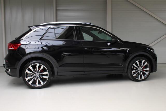 Volkswagen T-Roc 1.5 TSI Sport R-Line | Navigatie | Panoramadak | PDC + Camera | LM'19 Suzuka |