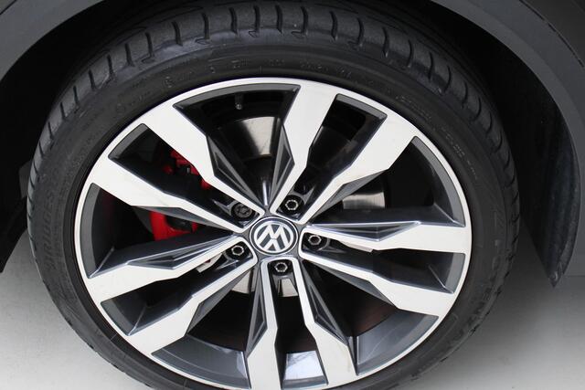 Volkswagen T-Roc 1.5 TSI Sport R-Line | Navigatie | Panoramadak | PDC + Camera | LM'19 Suzuka |