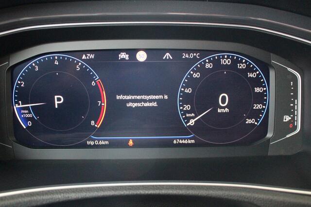 Volkswagen T-Roc 1.5 TSI Sport R-Line | Navigatie | Panoramadak | PDC + Camera | LM'19 Suzuka |