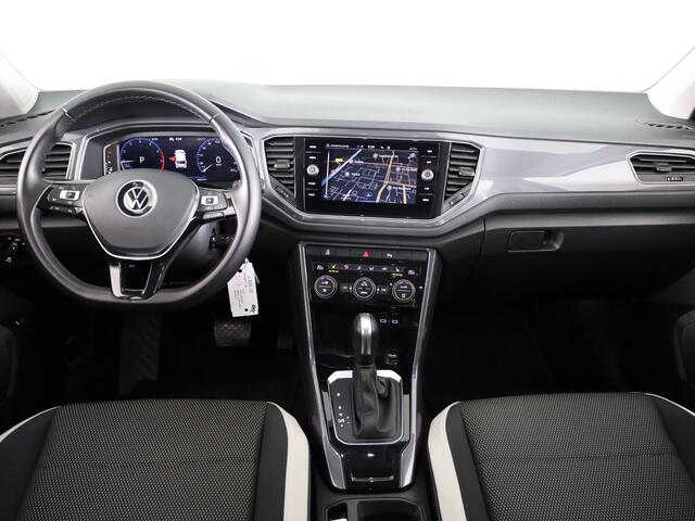 Volkswagen T-Roc 1.5 TSI Sport 150 pk Automaat (DSG) | Navigatie | Trekhaak | Parkeersensoren | Adaptieve cruise control | Elektr. achterklep |