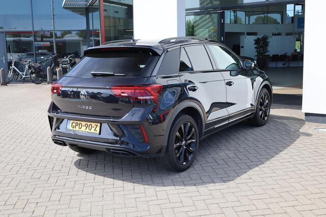 Volkswagen T-Roc 1.5 TSI R-Line 150PK / 110kW DSG, Blackstyle pakket, 18" 'Grange Hill' hoogglans zwart LMV, Ergo stoel LED Plus koplampen, side assist (dodehoek detectie), achteruitrijcamera, Apple Carplay / Android Auto, digital cockpit pro, voorstoelen verwarmbaar, kui