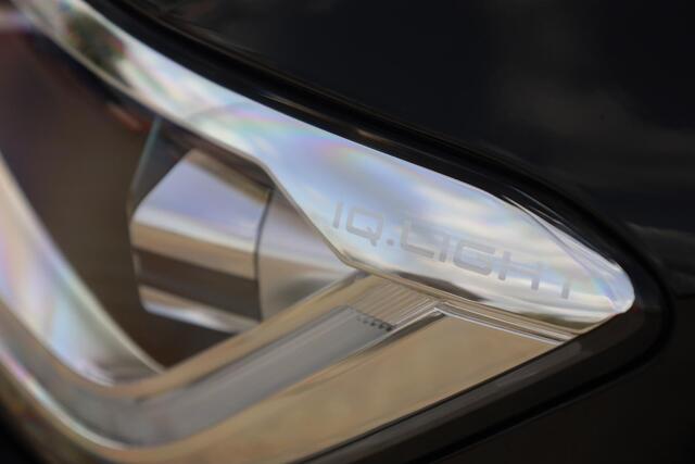 Volkswagen T-Roc 1.5 TSI R-Line 150PK / 110kW DSG, Blackstyle pakket, 18" 'Grange Hill' hoogglans zwart LMV, Ergo stoel LED Plus koplampen, side assist (dodehoek detectie), achteruitrijcamera, Apple Carplay / Android Auto, digital cockpit pro, voorstoelen verwarmbaar, kui