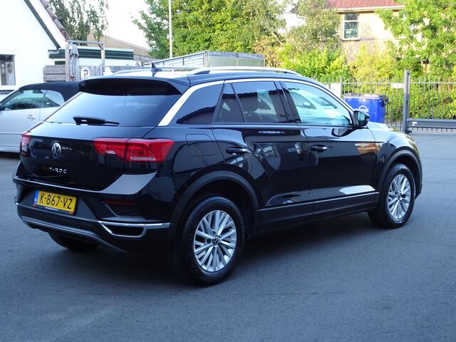 Volkswagen T-Roc 1.5 TSI Style Automatische airco, navigatie voorbereiding, carplay, licht metalen velgen, cruise controle, parkeersensoren voor en achter, enz.