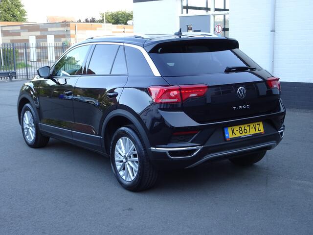 Volkswagen T-Roc 1.5 TSI Style Automatische airco, navigatie voorbereiding, carplay, licht metalen velgen, cruise controle, parkeersensoren voor en achter, enz.