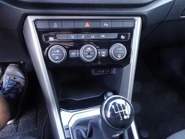 Volkswagen T-Roc 1.5 TSI Style Automatische airco, navigatie voorbereiding, carplay, licht metalen velgen, cruise controle, parkeersensoren voor en achter, enz.