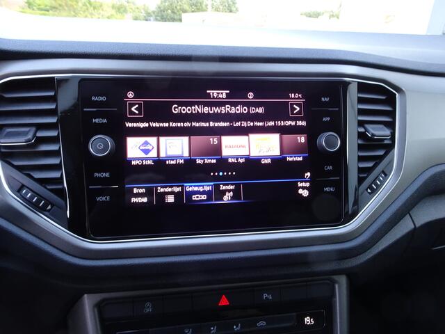 Volkswagen T-Roc 1.5 TSI Style Automatische airco, navigatie voorbereiding, carplay, licht metalen velgen, cruise controle, parkeersensoren voor en achter, enz.