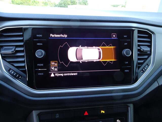 Volkswagen T-Roc 1.5 TSI Style Automatische airco, navigatie voorbereiding, carplay, licht metalen velgen, cruise controle, parkeersensoren voor en achter, enz.