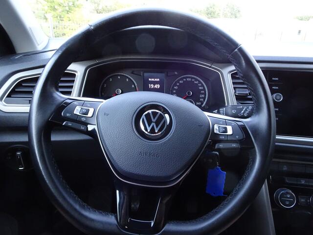 Volkswagen T-Roc 1.5 TSI Style Automatische airco, navigatie voorbereiding, carplay, licht metalen velgen, cruise controle, parkeersensoren voor en achter, enz.