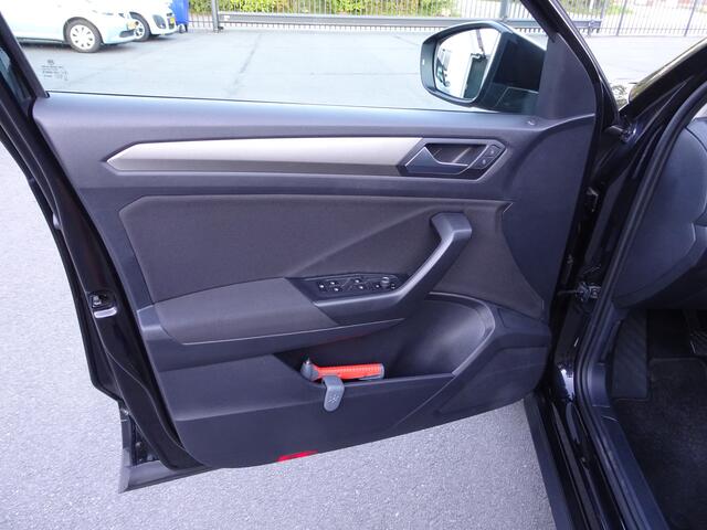 Volkswagen T-Roc 1.5 TSI Style Automatische airco, navigatie voorbereiding, carplay, licht metalen velgen, cruise controle, parkeersensoren voor en achter, enz.