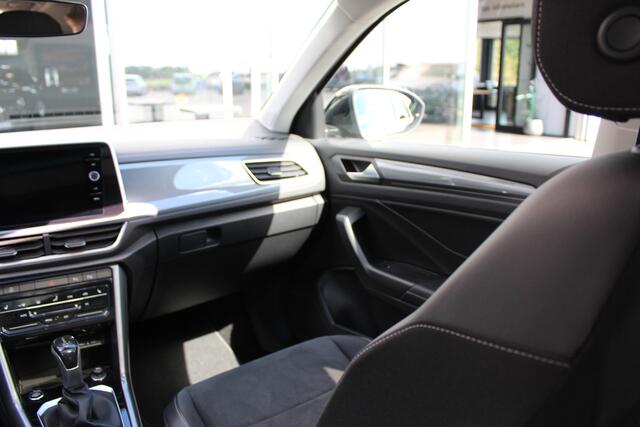 Volkswagen T-Roc 1.5 TSI Style | Pano | Trekhaak | Carplay |