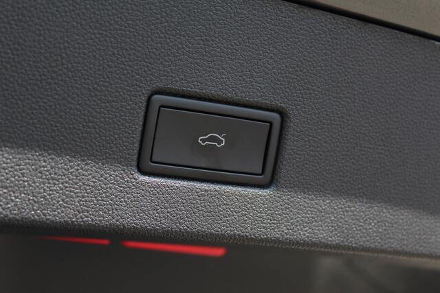 Volkswagen T-Roc 1.5 TSI Style | Pano | Trekhaak | Carplay |