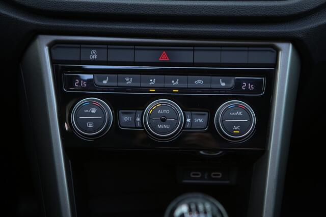Volkswagen T-Roc 1.0 TSI Style | Pano | Navi | Achteruitrijcamera