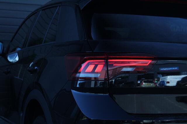 Volkswagen T-Roc 1.5 TSI R-Line Business+ | Pano | 18" L.M. | Clima