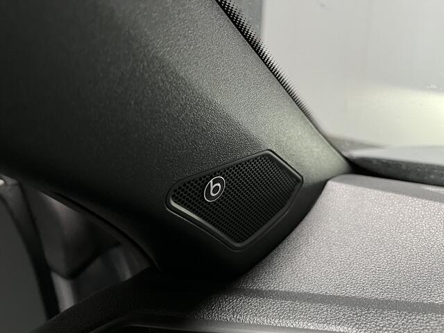 Volkswagen T-Roc Cabrio 1.5 TSI R-Line / AUTOMAAT/ 2X R-LINE/ BEATS AUDIO/ LEER/ 19" LMV/ LED/ ADAPT. CRUISE/ DIGITAL DASH/ PARK. SENSOREN + CAMERA/ CLIMA/ RIJ-MODI/ APP-CONNECT/ NAVI/ DAB/ STOEL-STUUR VERWARM.