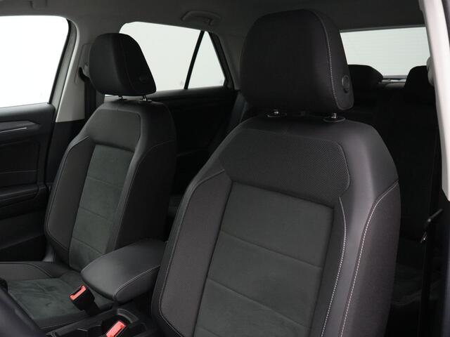 Volkswagen T-Roc 1.0 TSI 110 pk Style | LED Koplampen | Navigatie | Parkeersensoren voor/achter | Digital Cockpit Pro | Adaptive Cruise