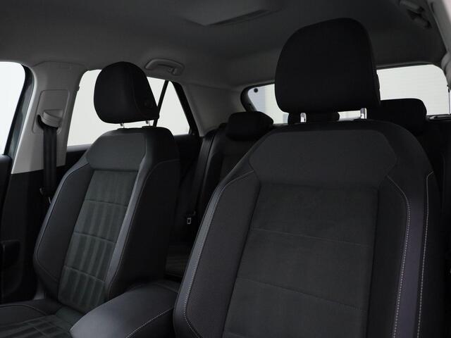 Volkswagen T-Roc 1.5TSI/150PK DSG Style · Navigatie · Apple Car Play · Trekhaak · Garantie tot november 2026