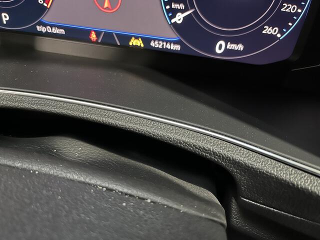 Volkswagen T-Roc 1.5 TSI Style / AUTOMAAT/ PANO/ TREKHAAK/ CAMERA/ PARK. SENSOREN/ DODE HOEK/ LED/ DIGITAL DASHBOARD/ STOELVERWARM./ ELEK. ACHTERKLEP/ ADAPT. CRUISE/ APP CONNECT/ NAVI/ CLIMA