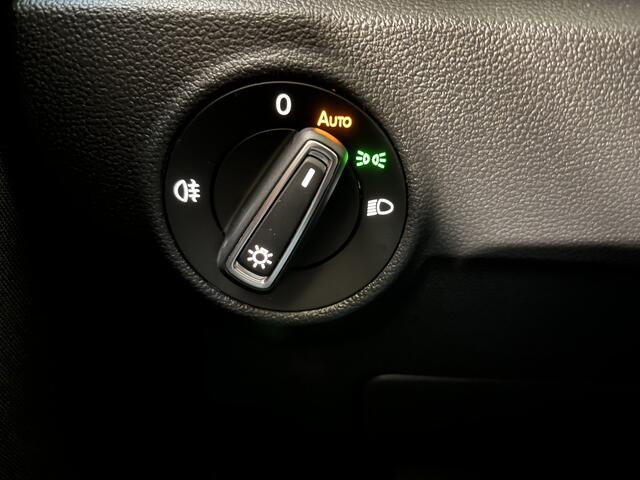 Volkswagen T-Roc 1.5 TSI Style / AUTOMAAT/ PANO/ TREKHAAK/ CAMERA/ PARK. SENSOREN/ DODE HOEK/ LED/ DIGITAL DASHBOARD/ STOELVERWARM./ ELEK. ACHTERKLEP/ ADAPT. CRUISE/ APP CONNECT/ NAVI/ CLIMA