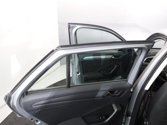 Volkswagen T-Roc 1.5 TSI Life 150 pk Automaat (DSG) | Trekhaak afn kogel| Navigatie | Achteruitrijcamera | Parkersensoren (Park assist)