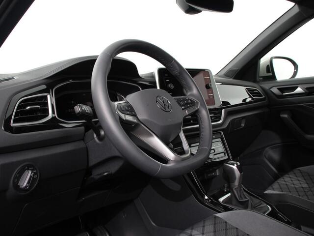 Volkswagen T-Roc 1.5 TSI 150pk DSG R-Line Edition Navigatie Apple Carplay/Android Auto Camera Parkeersensoren Adaptive Cruise Control Dodehoek Assistent Elektrische achterklep Stoel- en stuurverwarming Full Led Climate Control Lichtmetalen velgen
