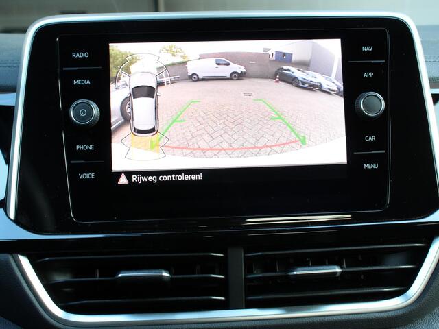 Volkswagen T-Roc 1.5 TSI 150pk DSG R-Line Edition Navigatie Apple Carplay/Android Auto Camera Parkeersensoren Adaptive Cruise Control Dodehoek Assistent Elektrische achterklep Stoel- en stuurverwarming Full Led Climate Control Lichtmetalen velgen