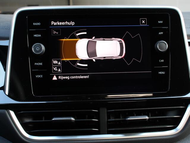 Volkswagen T-Roc 1.5 TSI 150pk DSG R-Line Edition Navigatie Apple Carplay/Android Auto Camera Parkeersensoren Adaptive Cruise Control Dodehoek Assistent Elektrische achterklep Stoel- en stuurverwarming Full Led Climate Control Lichtmetalen velgen