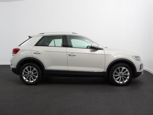 Volkswagen T-Roc 1.5 TSI 150pk DSG Style Edition Navigatie Apple Carplay/Android Auto Camera Parkeersensoren Adaptive Cruise Control Dodehoek Assistent Elektrische achterklep Stoel- en stuurverwarming Full Led Climate Control Lichtmetalen velgen