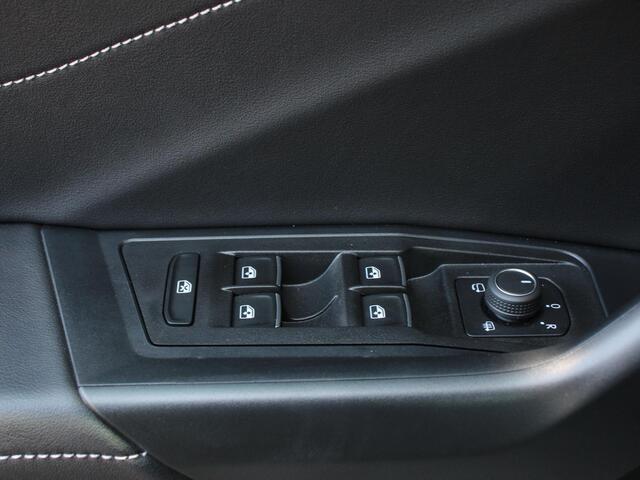 Volkswagen T-Roc 1.5 TSI 150pk DSG Style Edition Navigatie Apple Carplay/Android Auto Camera Parkeersensoren Adaptive Cruise Control Dodehoek Assistent Elektrische achterklep Stoel- en stuurverwarming Full Led Climate Control Lichtmetalen velgen