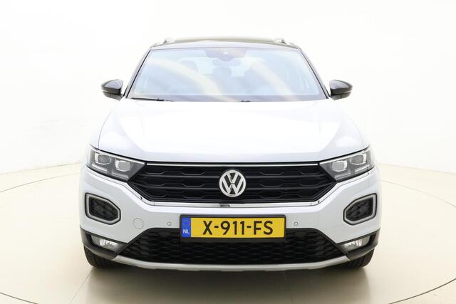 Volkswagen T-Roc 1.5 TSI Sport | Panorama dak | Adaptive Cruise Control | Stoelverwarming | Elektrische kofferklep | Afneembare trekhaak | 18'' LM Velgen | Full LED