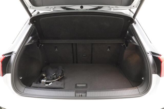 Volkswagen T-Roc 1.5 TSI Sport | Panorama dak | Adaptive Cruise Control | Stoelverwarming | Elektrische kofferklep | Afneembare trekhaak | 18'' LM Velgen | Full LED