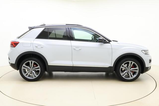 Volkswagen T-Roc 1.5 TSI Sport | Panorama dak | Adaptive Cruise Control | Stoelverwarming | Elektrische kofferklep | Afneembare trekhaak | 18'' LM Velgen | Full LED