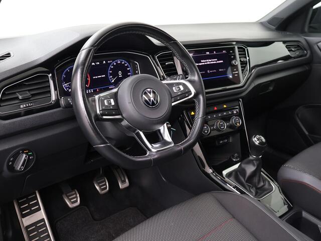 Volkswagen T-Roc 1.5 TSI Sport | Trekhaak | Panoramadak | Navigatiesysteem | Voorstoelen verwarmd |