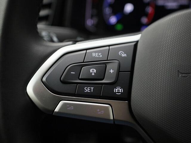 Volkswagen T-Roc 1.5TSI/150PK R-Line Blackstyle DSG · Navigatie · Apple/Android Car Play · Stoelverwarming · Massagefunctie · Garantie tot Januari 2029 of 100000km.