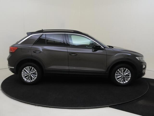 Volkswagen T-Roc 1.5 TSI Style | Navigatie | Parkeerassistent | Adaptieve cruise control | CarPlay | Elektrisch inklapbare buitenspiegels | Parkeersensoren |