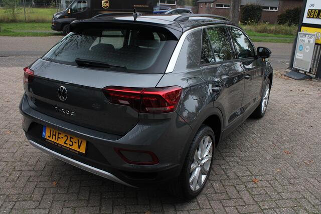 Volkswagen T-Roc 1.5 TSI Apple/Android carplay, Parkeer assistent, NAVI, LED, ACC, Leder, Parkeersensoren, Comfortstoelen, 18" LMV