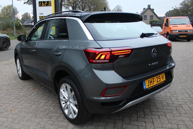 Volkswagen T-Roc 1.5 TSI Apple/Android carplay, Parkeer assistent, NAVI, LED, ACC, Leder, Parkeersensoren, Comfortstoelen, 18" LMV