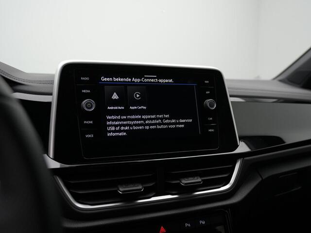 Volkswagen T-Roc 1.5 TSI 150 pk DSG R-Line | Trekhaak | Achteruitrijcamera | Navigatie | Stoelverwarming