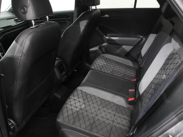 Volkswagen T-Roc 1.5 TSI 150pk Automaat R-Line Digitale Cockpit Climate Control Camera Navigatie Apple Carplay/Android Auto Lichtmetalen Velgen Parkeer sensoren Dab Led Adaptive Cruise Control