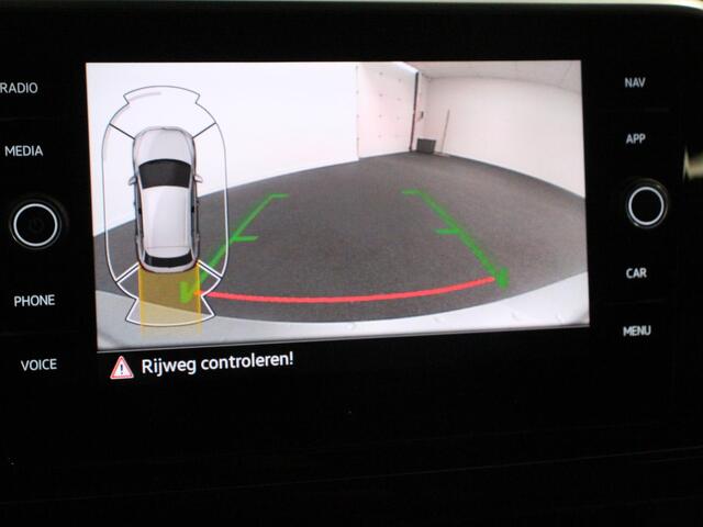 Volkswagen T-Roc 1.5 TSI 150pk Automaat R-Line Digitale Cockpit Climate Control Camera Navigatie Apple Carplay/Android Auto Lichtmetalen Velgen Parkeer sensoren Dab Led Adaptive Cruise Control