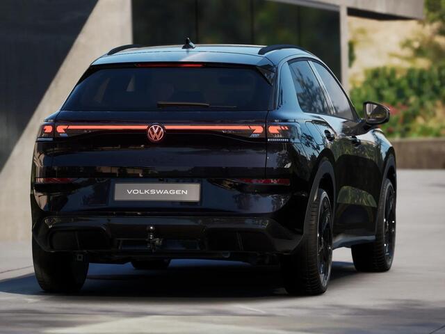 Volkswagen T-Roc R-Line First Edition 1.5 eTSI 110 kW / 150 PK SUV | Interieur Pakket leder 'Varenna' | Black Style Pakket | Panoramaschuif-kanteldak | Trekhaak | Koplampverlichting matrix-led (IQ.LIGHT) | Assistance Pakket | Elek. achterklep